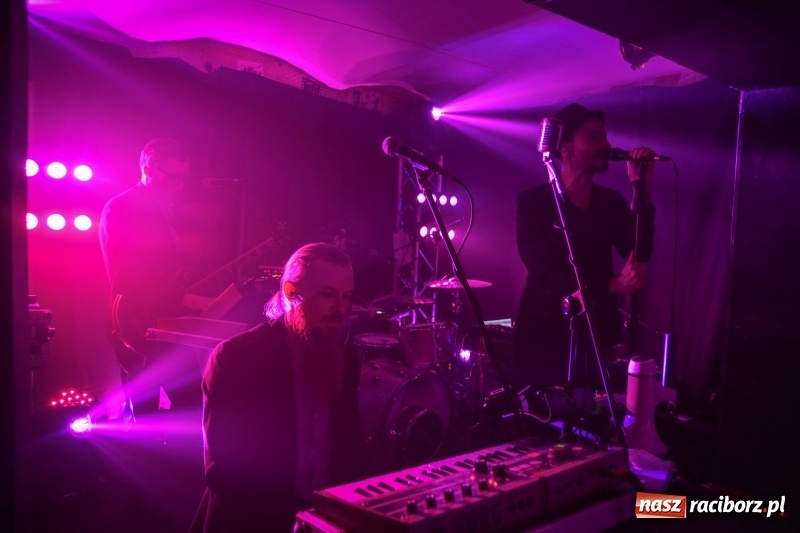 Zdjęcie w galerii na portalu naszraciborz.pl: Muzyczna uczta w wykonaniu Fisz Emade Tworzywo. Koniec Świata wypełniony po brzegi wiadomości z regionu