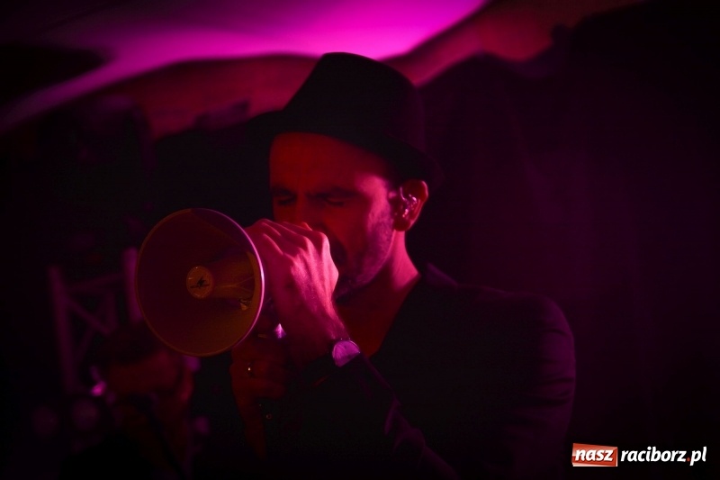 Zdjęcie w galerii na portalu naszraciborz.pl: Muzyczna uczta w wykonaniu Fisz Emade Tworzywo. Koniec Świata wypełniony po brzegi wiadomości z regionu