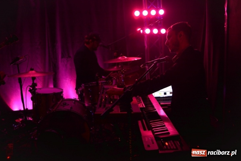 Zdjęcie w galerii na portalu naszraciborz.pl: Muzyczna uczta w wykonaniu Fisz Emade Tworzywo. Koniec Świata wypełniony po brzegi wiadomości z regionu