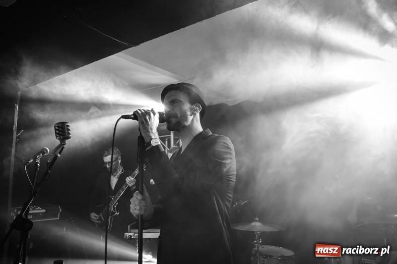 Zdjęcie w galerii na portalu naszraciborz.pl: Muzyczna uczta w wykonaniu Fisz Emade Tworzywo. Koniec Świata wypełniony po brzegi wiadomości z regionu