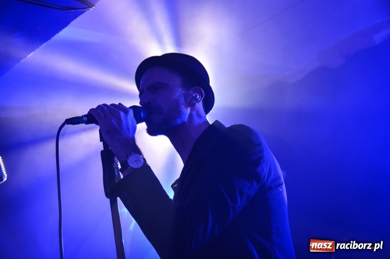 Zdjęcie w galerii na portalu naszraciborz.pl: Muzyczna uczta w wykonaniu Fisz Emade Tworzywo. Koniec Świata wypełniony po brzegi wiadomości z regionu
