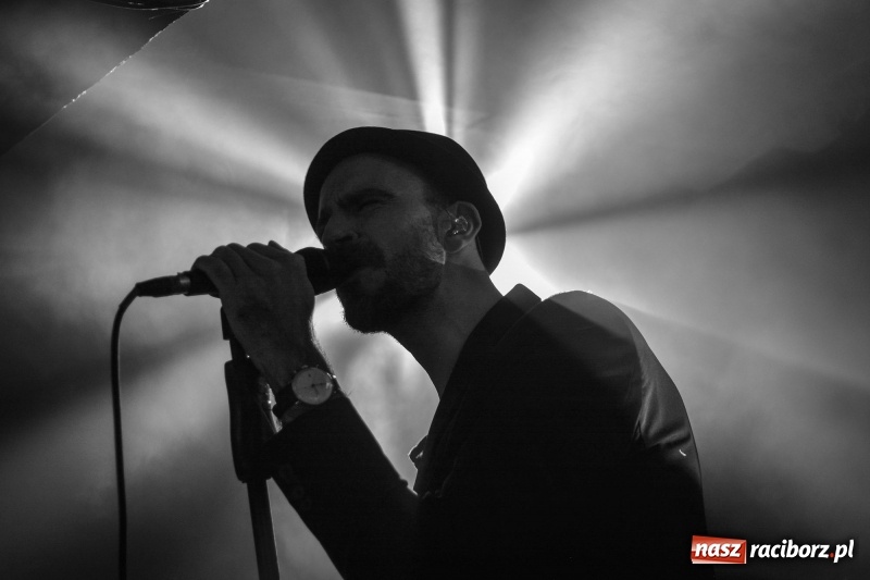 Zdjęcie w galerii na portalu naszraciborz.pl: Muzyczna uczta w wykonaniu Fisz Emade Tworzywo. Koniec Świata wypełniony po brzegi wiadomości z regionu