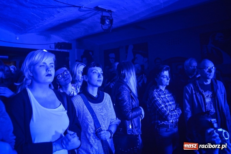 Zdjęcie w galerii na portalu naszraciborz.pl: Muzyczna uczta w wykonaniu Fisz Emade Tworzywo. Koniec Świata wypełniony po brzegi wiadomości z regionu