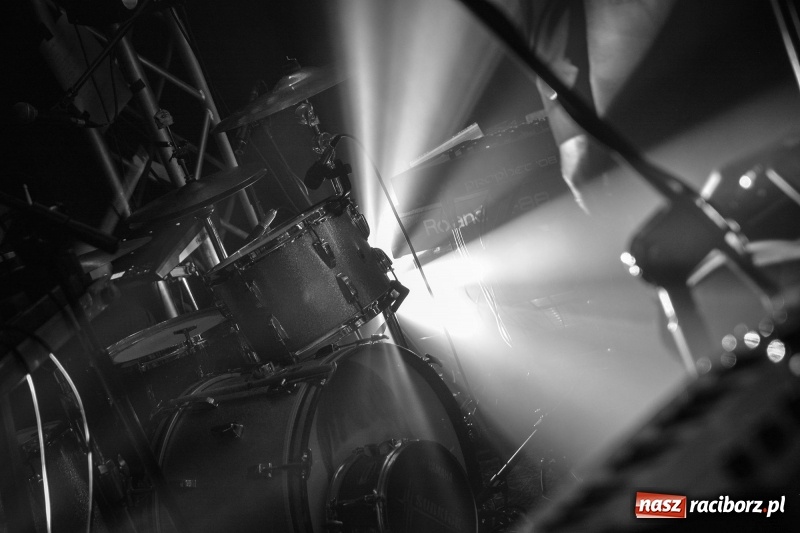 Zdjęcie w galerii na portalu naszraciborz.pl: Muzyczna uczta w wykonaniu Fisz Emade Tworzywo. Koniec Świata wypełniony po brzegi wiadomości z regionu