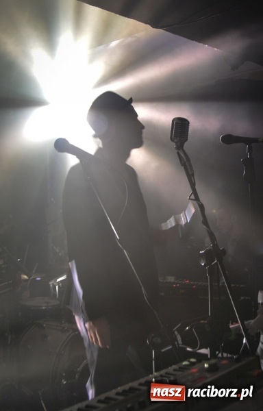 Zdjęcie w galerii na portalu naszraciborz.pl: Muzyczna uczta w wykonaniu Fisz Emade Tworzywo. Koniec Świata wypełniony po brzegi wiadomości z regionu