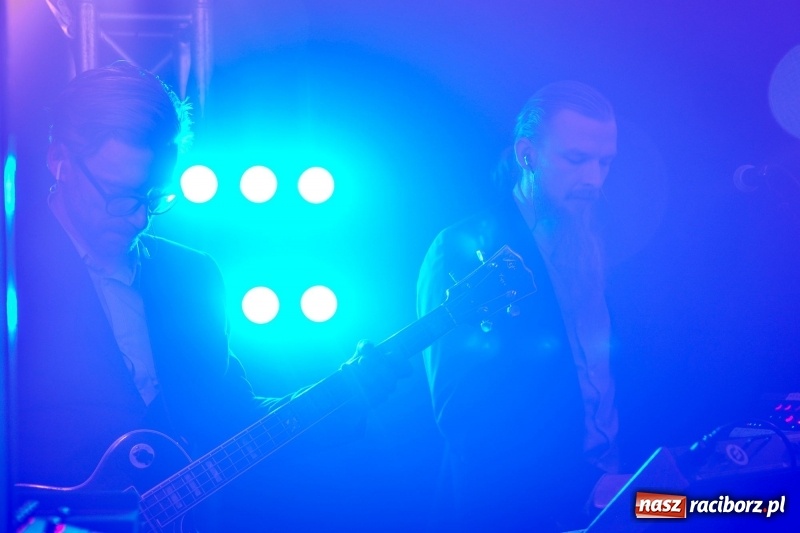 Zdjęcie w galerii na portalu naszraciborz.pl: Muzyczna uczta w wykonaniu Fisz Emade Tworzywo. Koniec Świata wypełniony po brzegi wiadomości z regionu