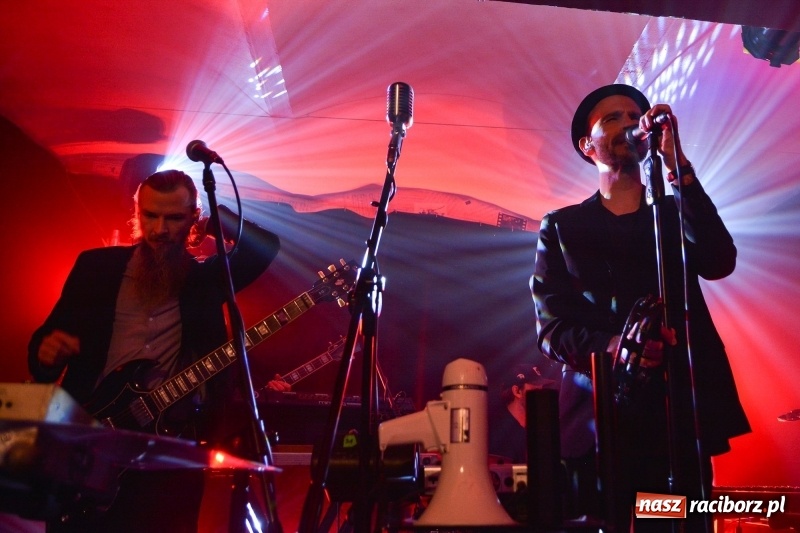 Zdjęcie w galerii na portalu naszraciborz.pl: Muzyczna uczta w wykonaniu Fisz Emade Tworzywo. Koniec Świata wypełniony po brzegi wiadomości z regionu