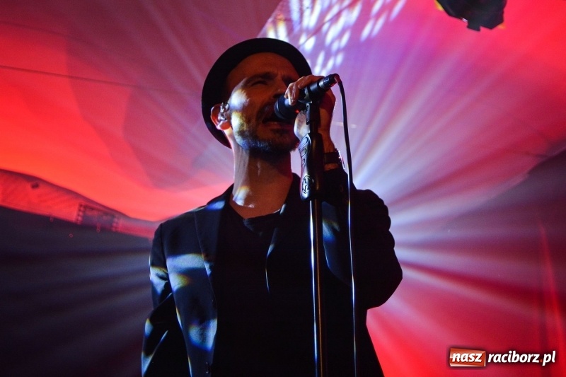 Zdjęcie w galerii na portalu naszraciborz.pl: Muzyczna uczta w wykonaniu Fisz Emade Tworzywo. Koniec Świata wypełniony po brzegi wiadomości z regionu