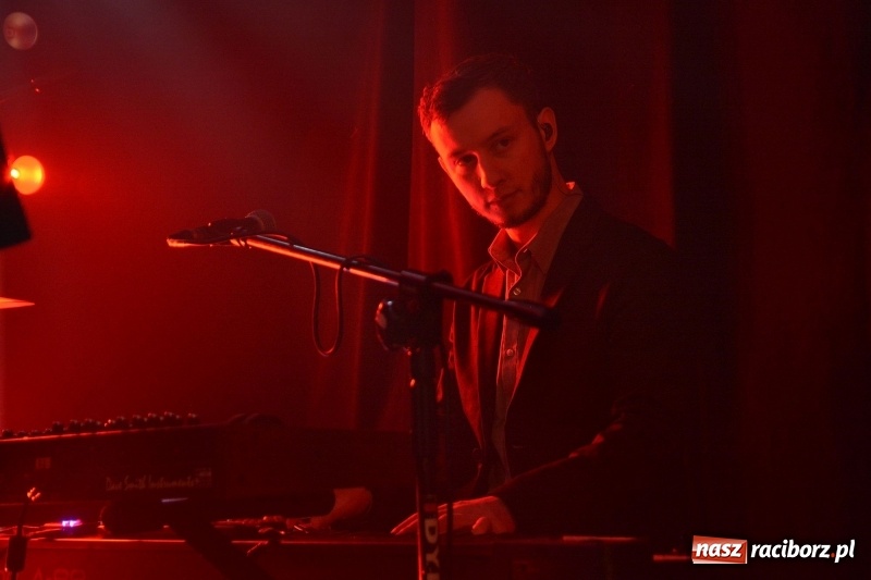 Zdjęcie w galerii na portalu naszraciborz.pl: Muzyczna uczta w wykonaniu Fisz Emade Tworzywo. Koniec Świata wypełniony po brzegi wiadomości z regionu