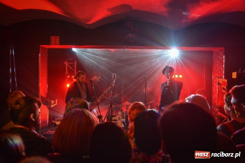 Zdjęcie w galerii na portalu naszraciborz.pl: Muzyczna uczta w wykonaniu Fisz Emade Tworzywo. Koniec Świata wypełniony po brzegi wiadomości z regionu