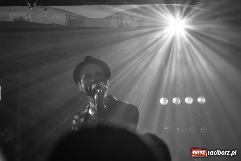 Zdjęcie w galerii na portalu naszraciborz.pl: Muzyczna uczta w wykonaniu Fisz Emade Tworzywo. Koniec Świata wypełniony po brzegi wiadomości z regionu