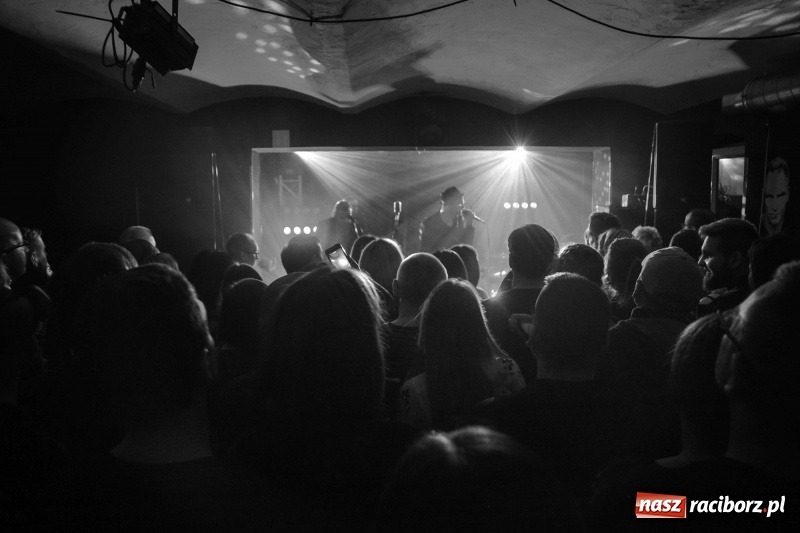 Zdjęcie w galerii na portalu naszraciborz.pl: Muzyczna uczta w wykonaniu Fisz Emade Tworzywo. Koniec Świata wypełniony po brzegi wiadomości z regionu