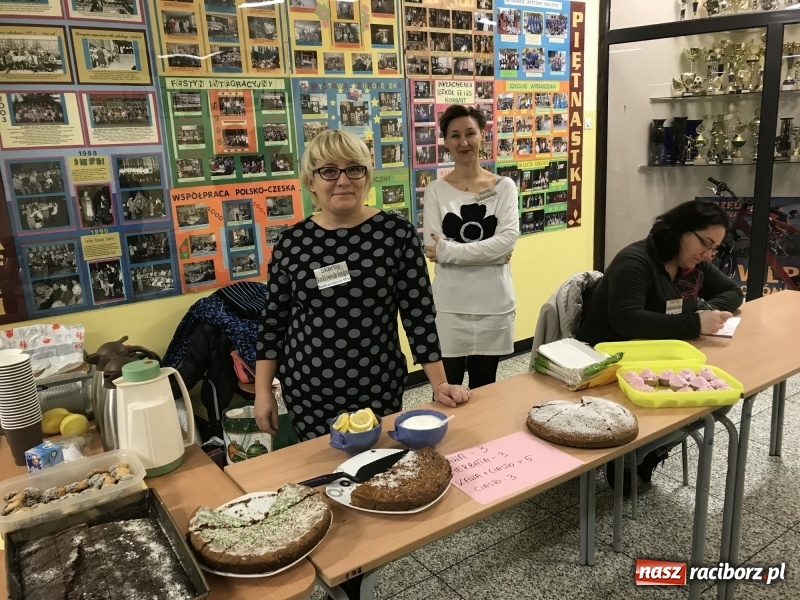 Zdjęcie w galerii na portalu naszraciborz.pl: W SP 15 ruszył kiermasz staroci, antyków i wszelkich różności  wiadomości z regionu