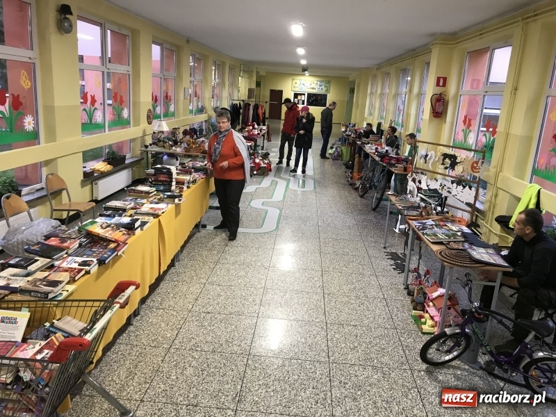 Zdjęcie w galerii na portalu naszraciborz.pl: W SP 15 ruszył kiermasz staroci, antyków i wszelkich różności  wiadomości z regionu