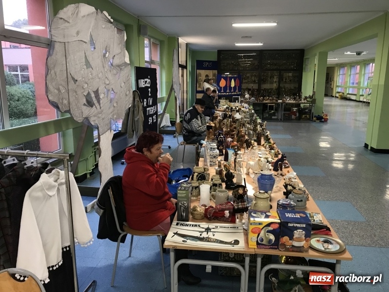 Zdjęcie w galerii na portalu naszraciborz.pl: W SP 15 ruszył kiermasz staroci, antyków i wszelkich różności  wiadomości z regionu