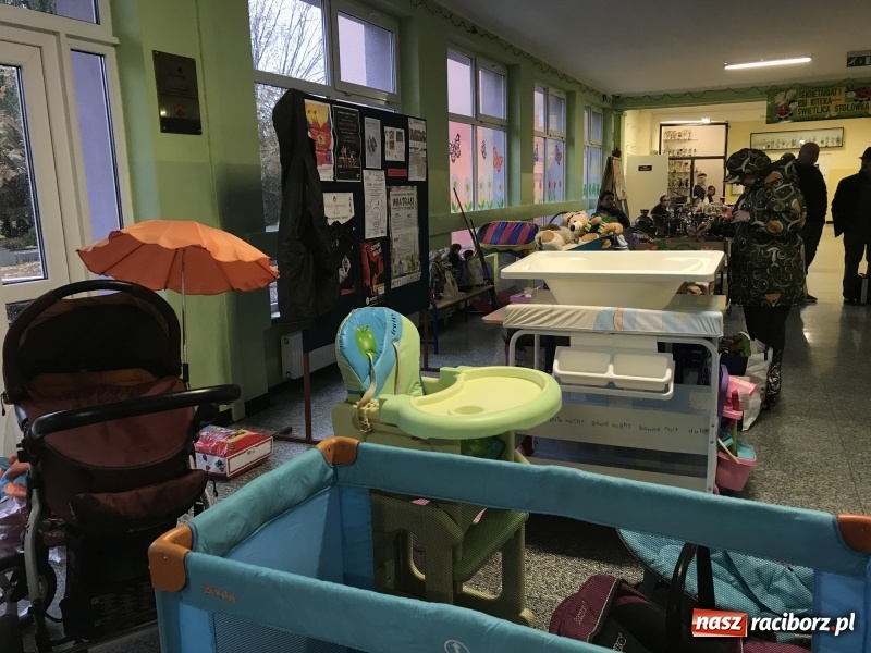 Zdjęcie w galerii na portalu naszraciborz.pl: W SP 15 ruszył kiermasz staroci, antyków i wszelkich różności  wiadomości z regionu