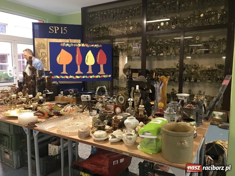 Zdjęcie w galerii na portalu naszraciborz.pl: W SP 15 ruszył kiermasz staroci, antyków i wszelkich różności  wiadomości z regionu
