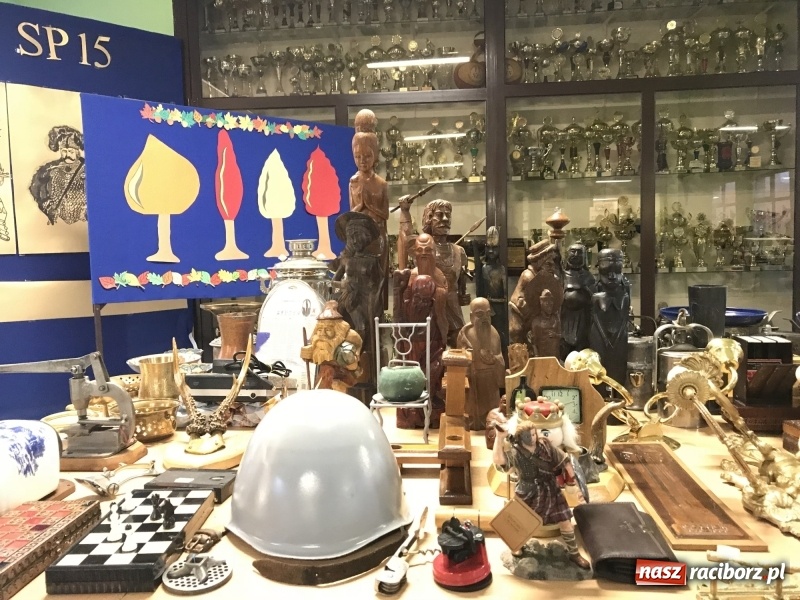 Zdjęcie w galerii na portalu naszraciborz.pl: W SP 15 ruszył kiermasz staroci, antyków i wszelkich różności  wiadomości z regionu