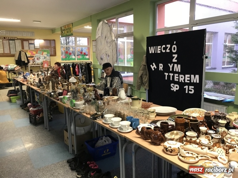 Zdjęcie w galerii na portalu naszraciborz.pl: W SP 15 ruszył kiermasz staroci, antyków i wszelkich różności  wiadomości z regionu
