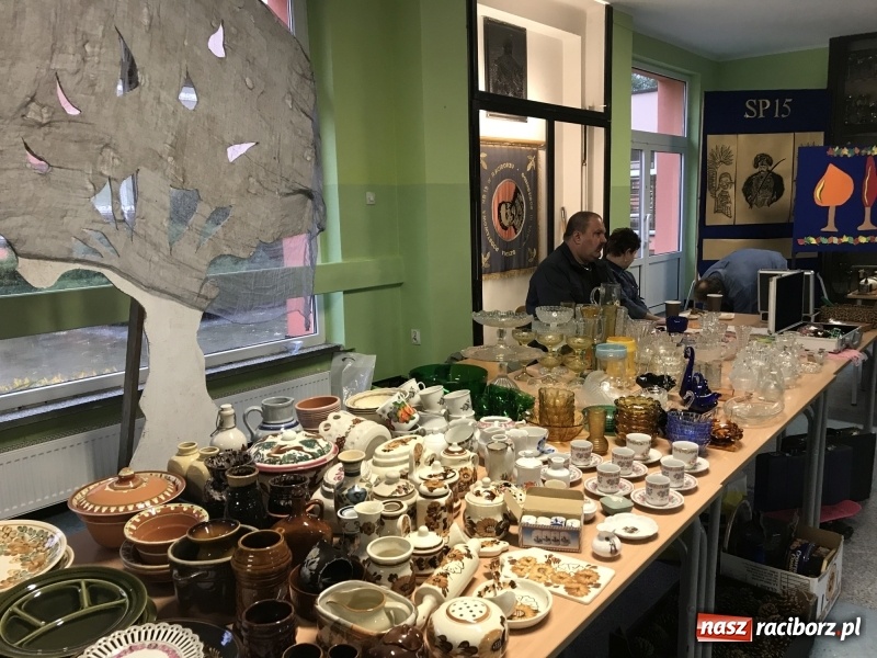 Zdjęcie w galerii na portalu naszraciborz.pl: W SP 15 ruszył kiermasz staroci, antyków i wszelkich różności  wiadomości z regionu