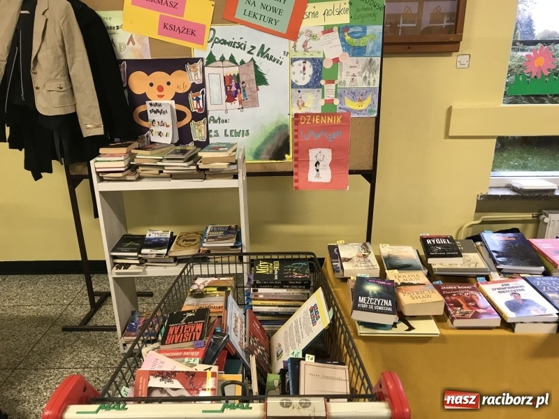 Zdjęcie w galerii na portalu naszraciborz.pl: W SP 15 ruszył kiermasz staroci, antyków i wszelkich różności  wiadomości z regionu