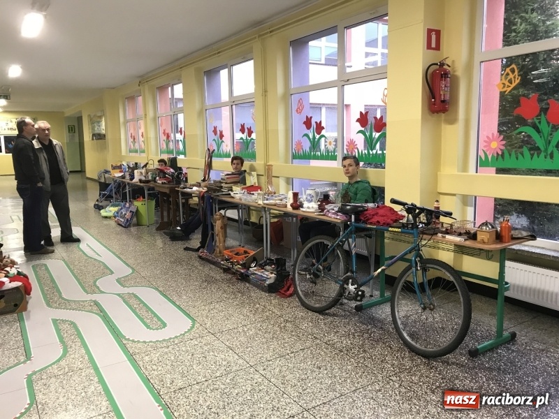 Zdjęcie w galerii na portalu naszraciborz.pl: W SP 15 ruszył kiermasz staroci, antyków i wszelkich różności  wiadomości z regionu