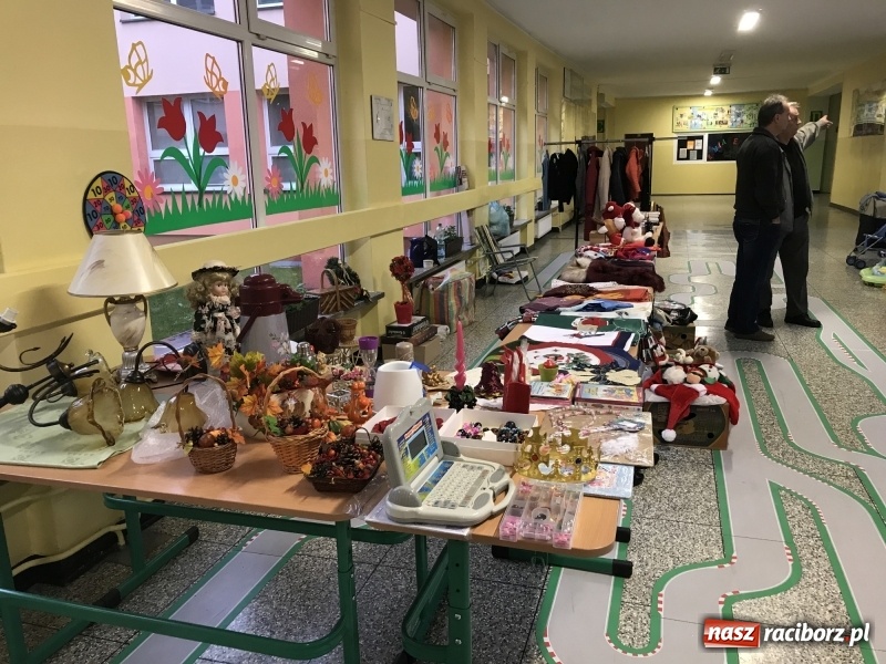 Zdjęcie w galerii na portalu naszraciborz.pl: W SP 15 ruszył kiermasz staroci, antyków i wszelkich różności  wiadomości z regionu