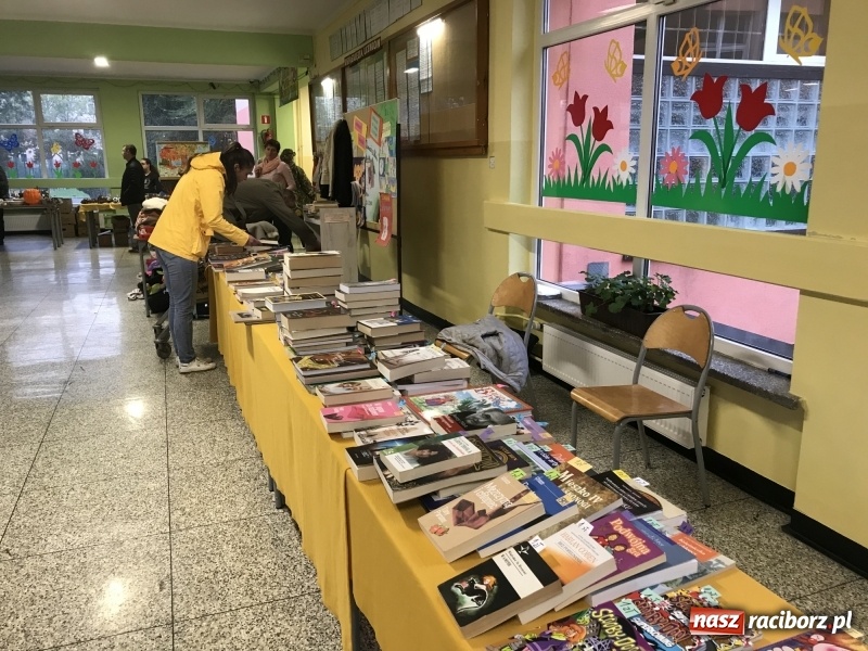 Zdjęcie w galerii na portalu naszraciborz.pl: W SP 15 ruszył kiermasz staroci, antyków i wszelkich różności  wiadomości z regionu