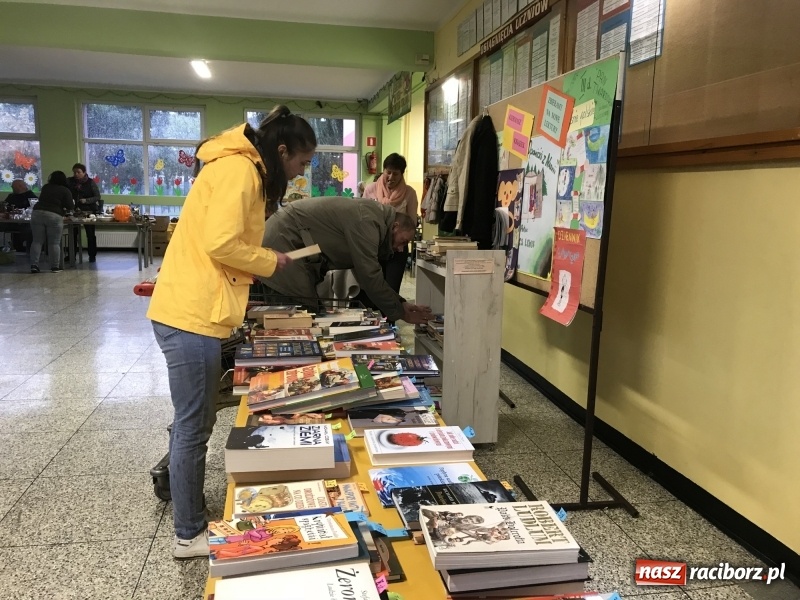 Zdjęcie w galerii na portalu naszraciborz.pl: W SP 15 ruszył kiermasz staroci, antyków i wszelkich różności  wiadomości z regionu