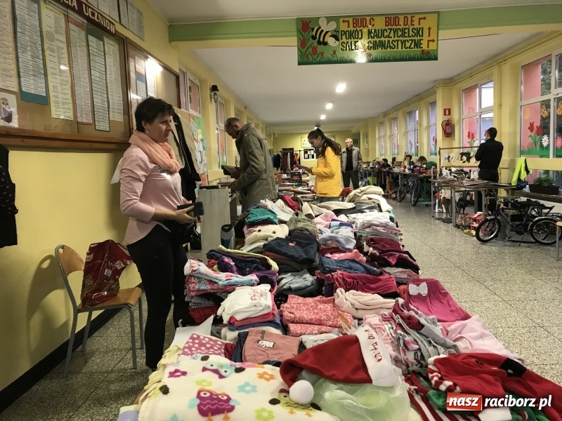 Zdjęcie w galerii na portalu naszraciborz.pl: W SP 15 ruszył kiermasz staroci, antyków i wszelkich różności  wiadomości z regionu