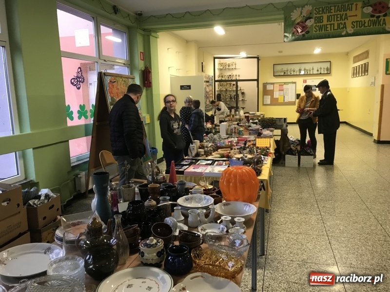 Zdjęcie w galerii na portalu naszraciborz.pl: W SP 15 ruszył kiermasz staroci, antyków i wszelkich różności  wiadomości z regionu