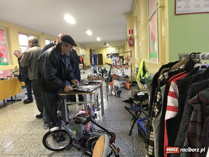 Zdjęcie w galerii na portalu naszraciborz.pl: W SP 15 ruszył kiermasz staroci, antyków i wszelkich różności  wiadomości z regionu