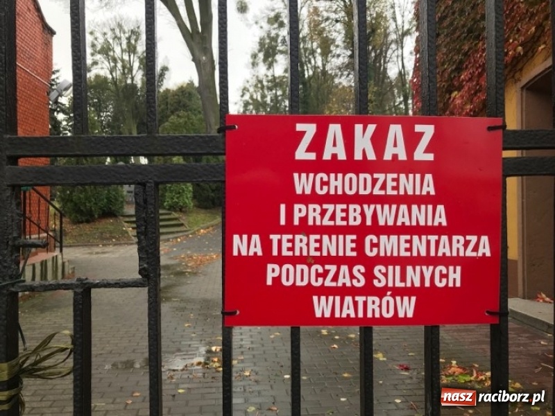 Zdjęcie w galerii na portalu naszraciborz.pl: Zakaz wstępu na cmentarze przy Głubczyckiej i Jeruzalem! wiadomości z regionu