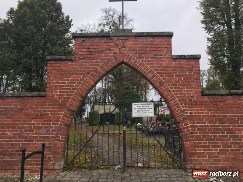 Zdjęcie w galerii na portalu naszraciborz.pl: Zakaz wstępu na cmentarze przy Głubczyckiej i Jeruzalem! wiadomości z regionu