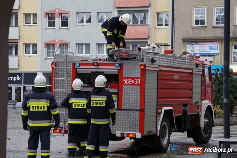 Zdjęcie w galerii na portalu naszraciborz.pl: Wiatr zrywa banery i powala reklamy  wiadomości z regionu