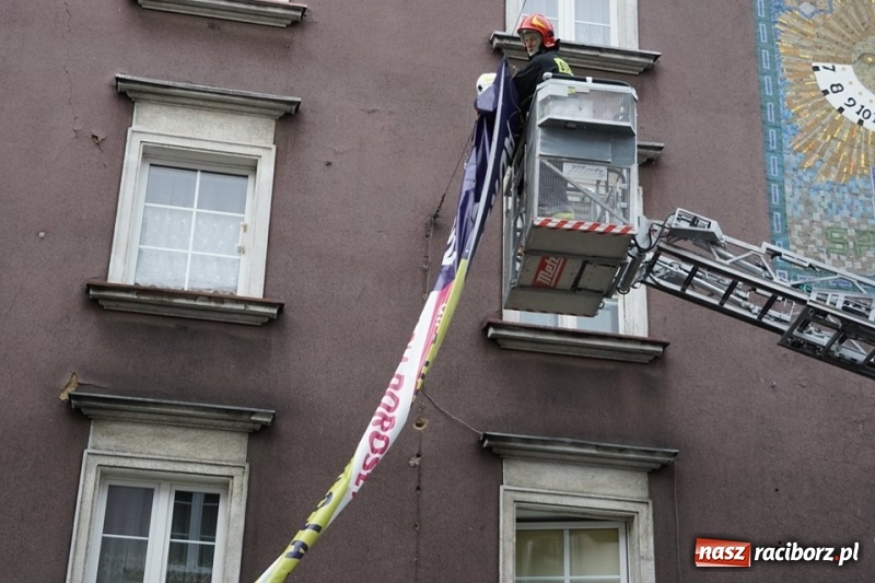 Zdjęcie w galerii na portalu naszraciborz.pl: Wiatr zrywa banery i powala reklamy  wiadomości z regionu