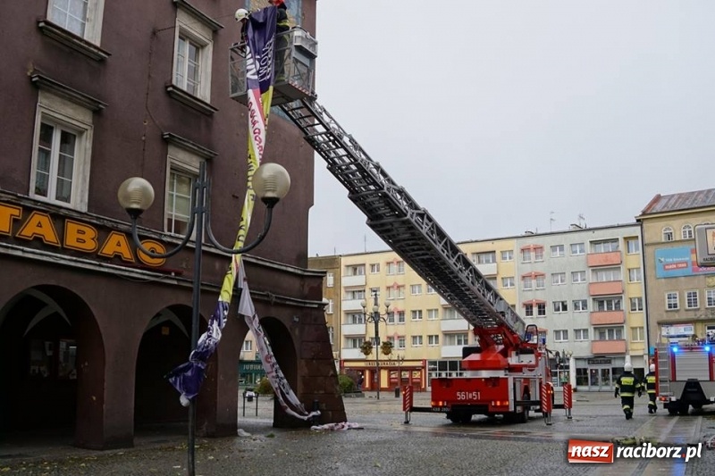 Zdjęcie w galerii na portalu naszraciborz.pl: Wiatr zrywa banery i powala reklamy  wiadomości z regionu