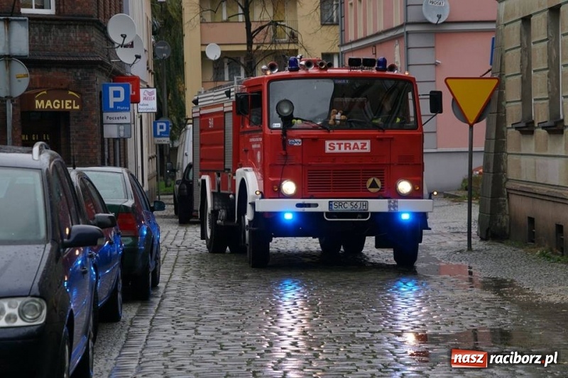 Zdjęcie w galerii na portalu naszraciborz.pl: Wiatr zrywa banery i powala reklamy  wiadomości z regionu