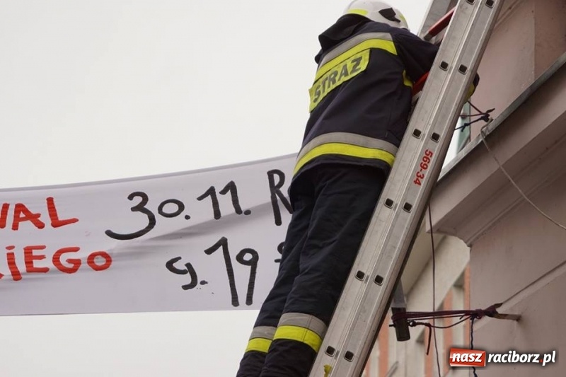 Zdjęcie w galerii na portalu naszraciborz.pl: Wiatr zrywa banery i powala reklamy  wiadomości z regionu