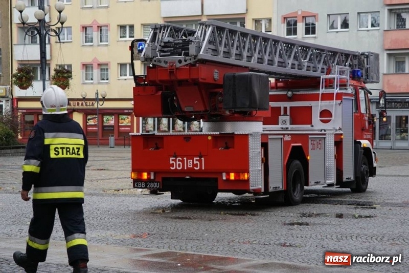 Zdjęcie w galerii na portalu naszraciborz.pl: Wiatr zrywa banery i powala reklamy  wiadomości z regionu