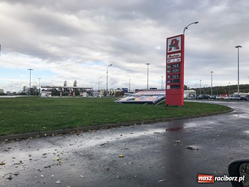 Zdjęcie w galerii na portalu naszraciborz.pl: Wiatr zrywa banery i powala reklamy  wiadomości z regionu