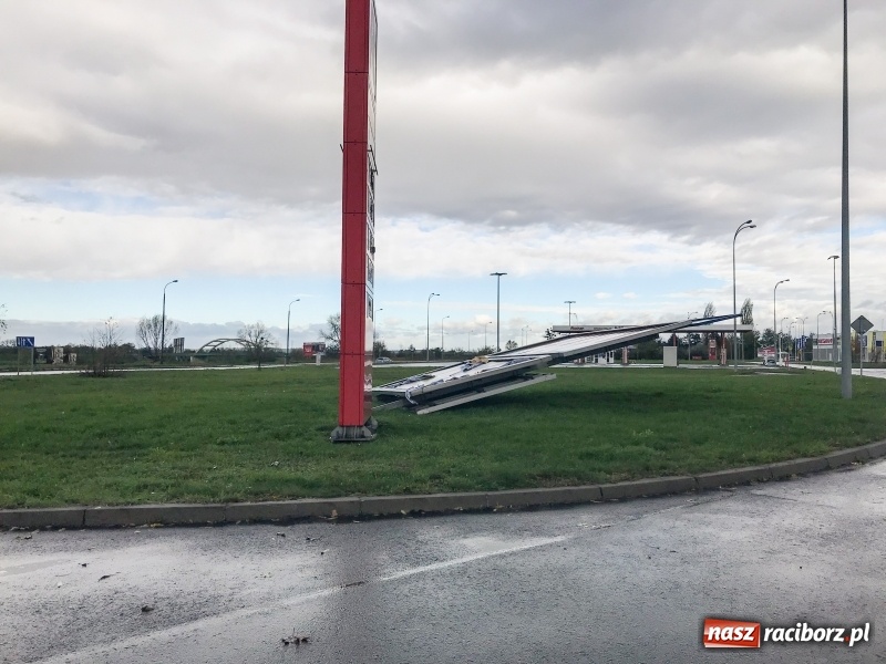 Zdjęcie w galerii na portalu naszraciborz.pl: Wiatr zrywa banery i powala reklamy  wiadomości z regionu