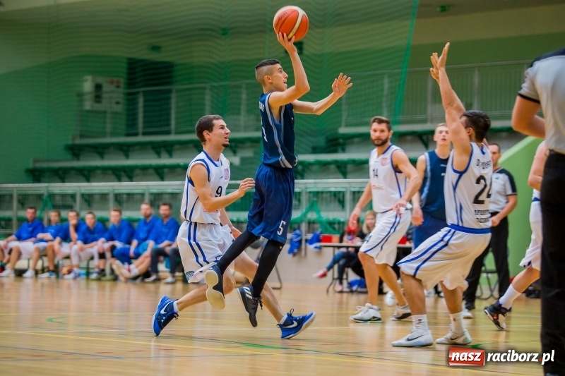 Zdjęcie w galerii na portalu naszraciborz.pl: Koszykówka: Wysoka wygrana Ofensywy Racibórz z MKS Strzelce Opolskie wiadomości z regionu