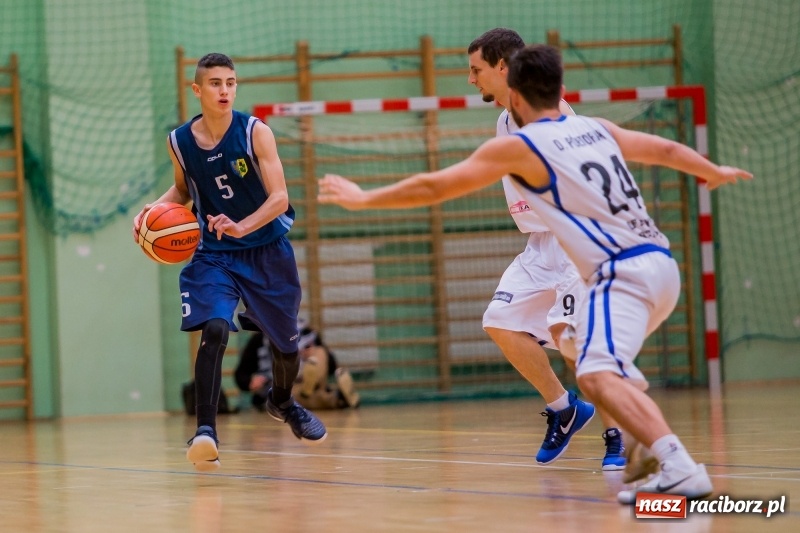 Zdjęcie w galerii na portalu naszraciborz.pl: Koszykówka: Wysoka wygrana Ofensywy Racibórz z MKS Strzelce Opolskie wiadomości z regionu