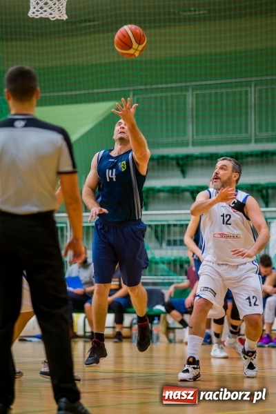 Zdjęcie w galerii na portalu naszraciborz.pl: Koszykówka: Wysoka wygrana Ofensywy Racibórz z MKS Strzelce Opolskie wiadomości z regionu