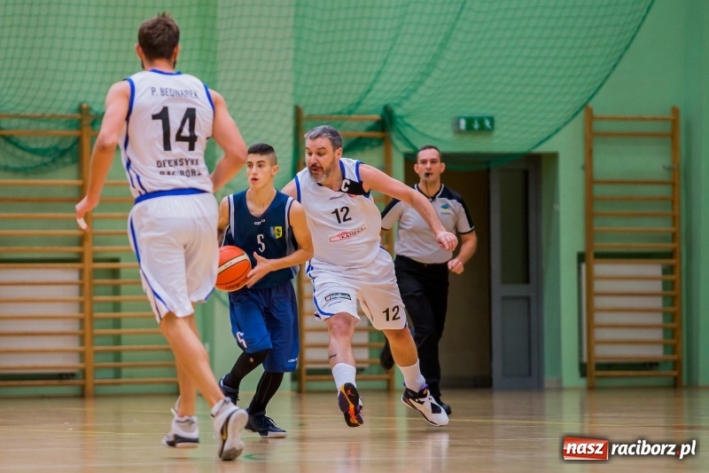Zdjęcie w galerii na portalu naszraciborz.pl: Koszykówka: Wysoka wygrana Ofensywy Racibórz z MKS Strzelce Opolskie wiadomości z regionu