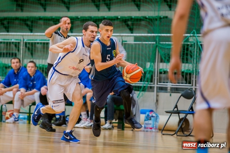 Zdjęcie w galerii na portalu naszraciborz.pl: Koszykówka: Wysoka wygrana Ofensywy Racibórz z MKS Strzelce Opolskie wiadomości z regionu