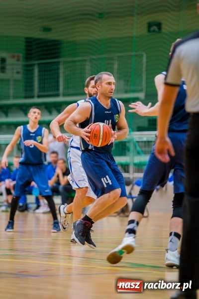 Zdjęcie w galerii na portalu naszraciborz.pl: Koszykówka: Wysoka wygrana Ofensywy Racibórz z MKS Strzelce Opolskie wiadomości z regionu