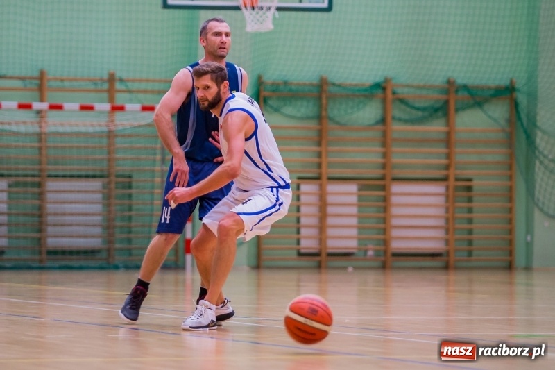 Zdjęcie w galerii na portalu naszraciborz.pl: Koszykówka: Wysoka wygrana Ofensywy Racibórz z MKS Strzelce Opolskie wiadomości z regionu