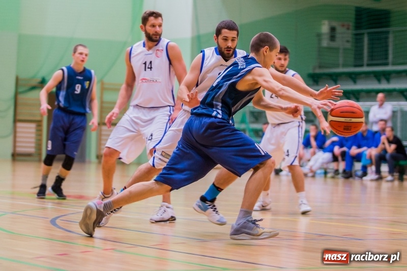 Zdjęcie w galerii na portalu naszraciborz.pl: Koszykówka: Wysoka wygrana Ofensywy Racibórz z MKS Strzelce Opolskie wiadomości z regionu